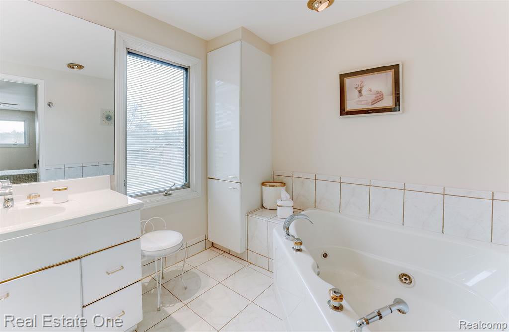 6846 NORTHPOINT Drive, Troy, MI 48085 — Photo 27