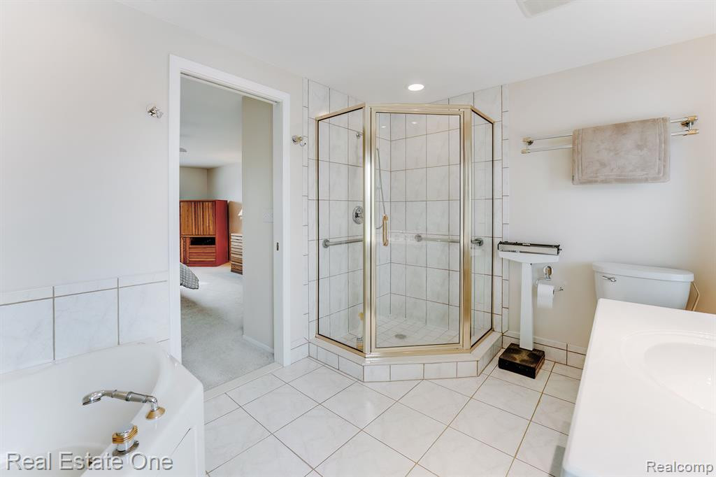 6846 NORTHPOINT Drive, Troy, MI 48085 — Photo 28