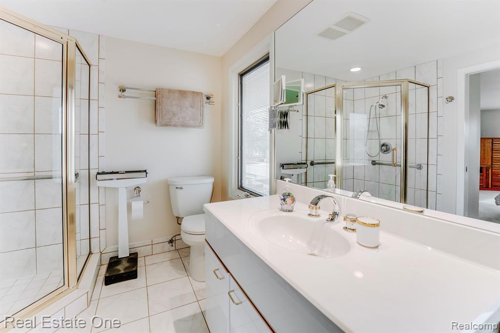 6846 NORTHPOINT Drive, Troy, MI 48085 — Photo 29