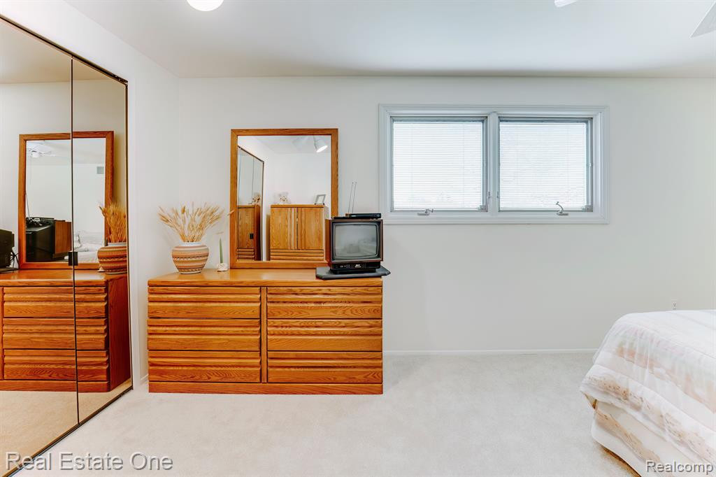 6846 NORTHPOINT Drive, Troy, MI 48085 — Photo 31