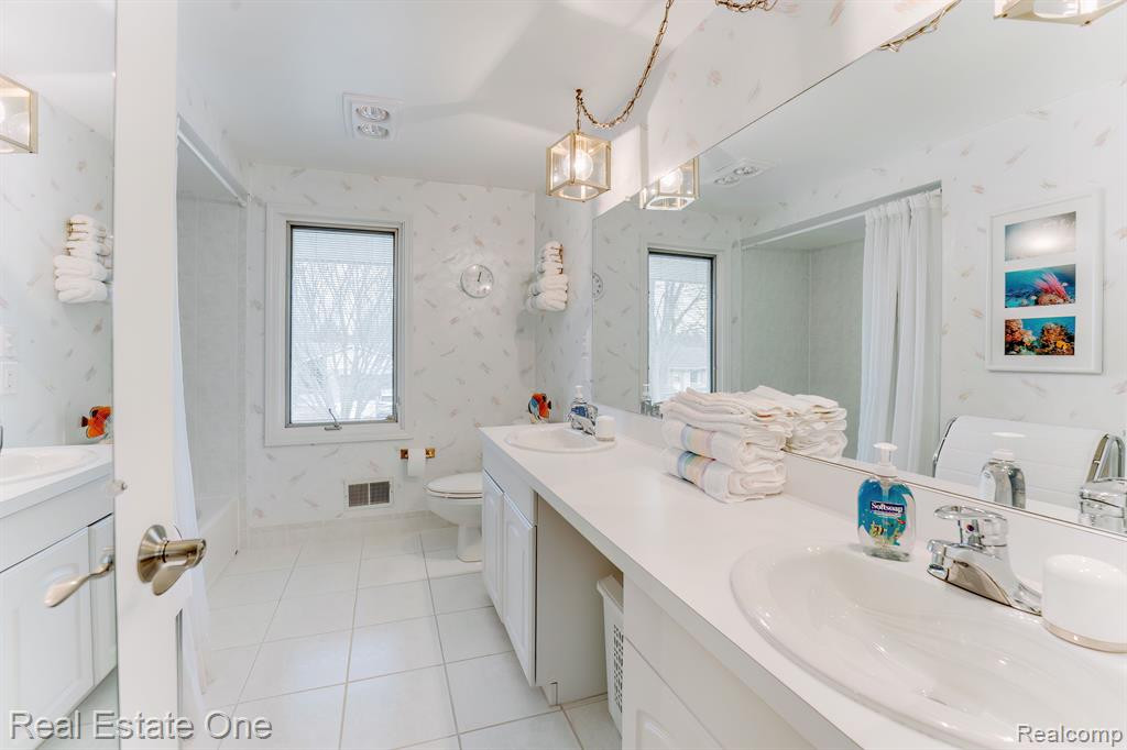 6846 NORTHPOINT Drive, Troy, MI 48085 — Photo 35