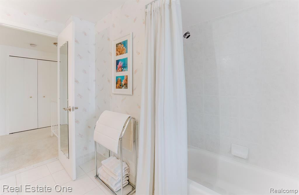 6846 NORTHPOINT Drive, Troy, MI 48085 — Photo 36