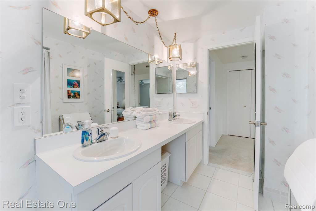 6846 NORTHPOINT Drive, Troy, MI 48085 — Photo 37
