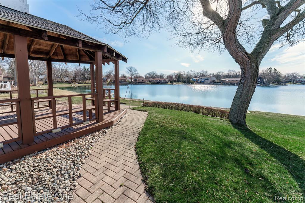 6846 NORTHPOINT Drive, Troy, MI 48085 — Photo 45