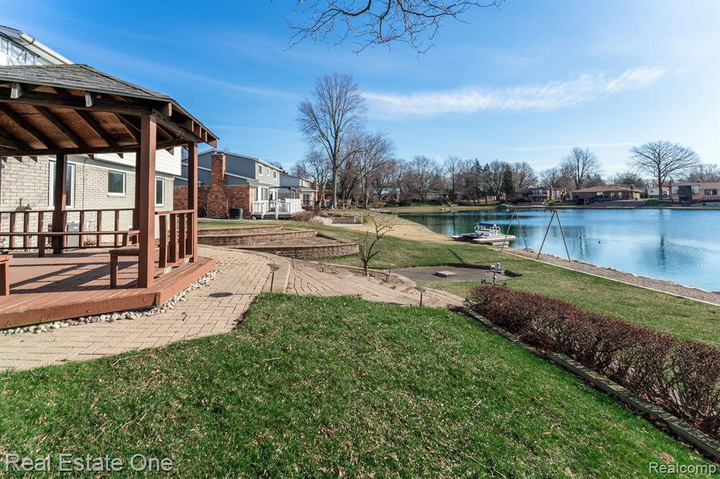 6846 NORTHPOINT Drive, Troy, MI 48085 — Photo 46