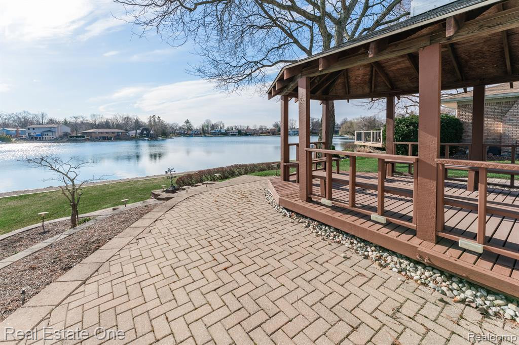 6846 NORTHPOINT Drive, Troy, MI 48085 — Photo 48