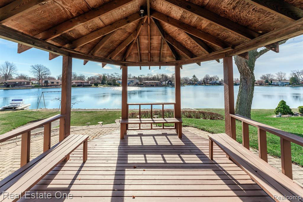 6846 NORTHPOINT Drive, Troy, MI 48085 — Photo 49
