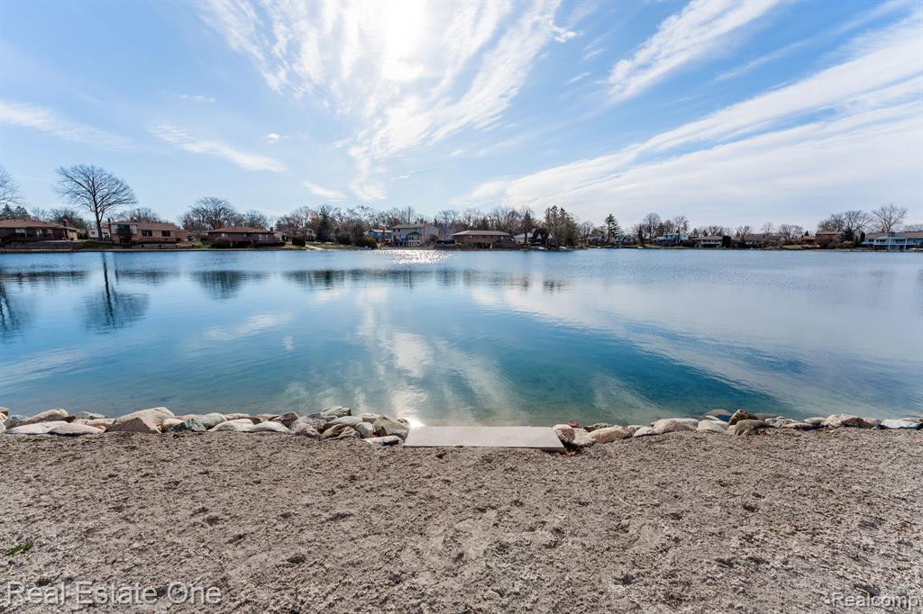 6846 NORTHPOINT Drive, Troy, MI 48085 — Photo 54