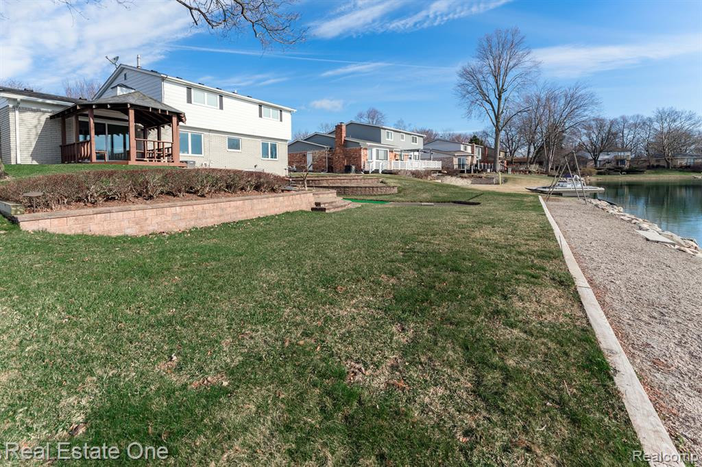 6846 NORTHPOINT Drive, Troy, MI 48085 — Photo 55