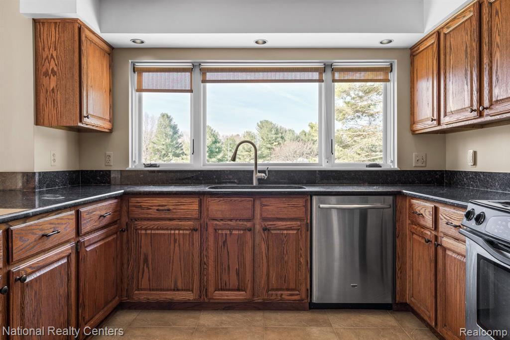 464 MACK Road, Leonard, MI 48367 — Photo 11