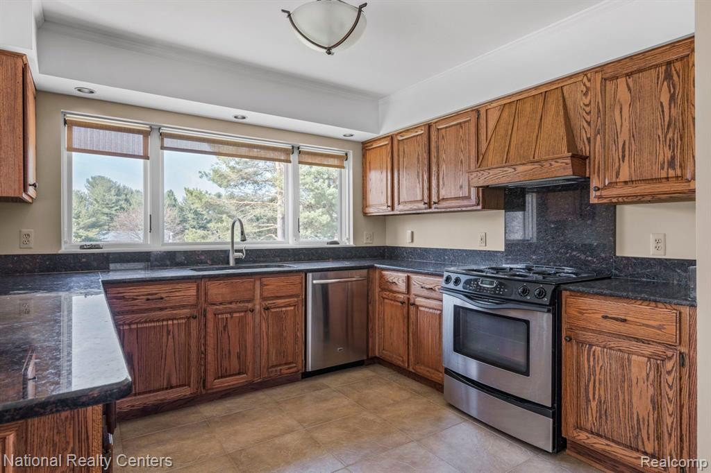 464 MACK Road, Leonard, MI 48367 — Photo 12