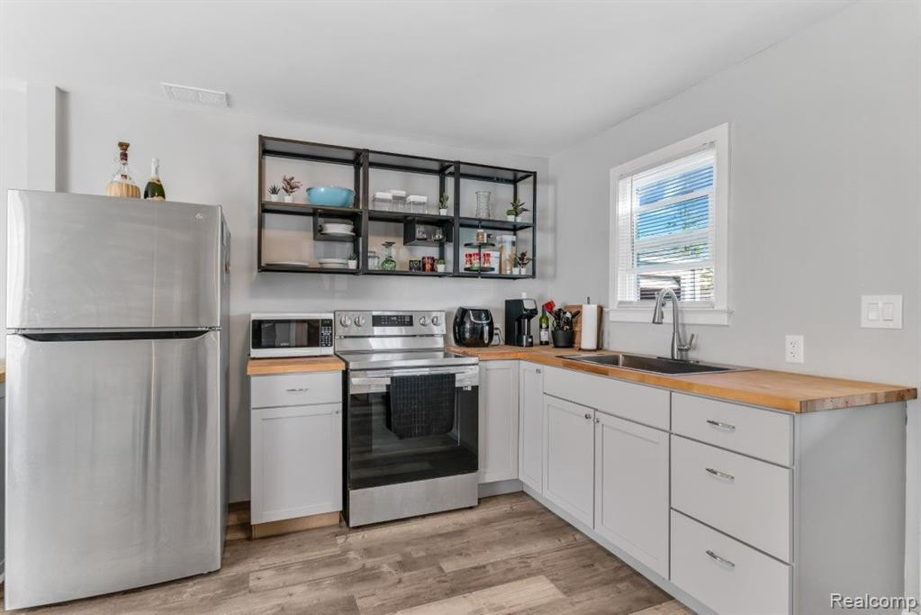 312 N NEEPER Street, Capac, MI 48014 — Photo 13