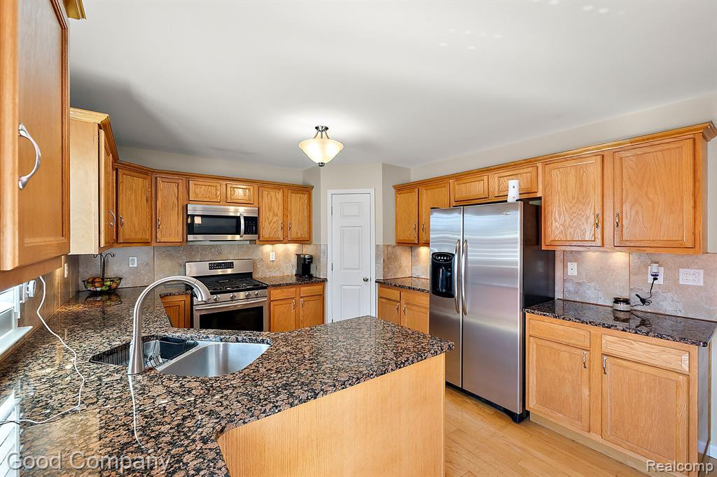 807 GODDARD Street, Wyandotte, MI 48192 — Photo 4