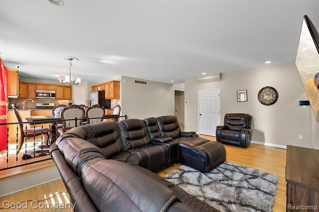 807 GODDARD Street, Wyandotte, MI 48192 — Photo 7