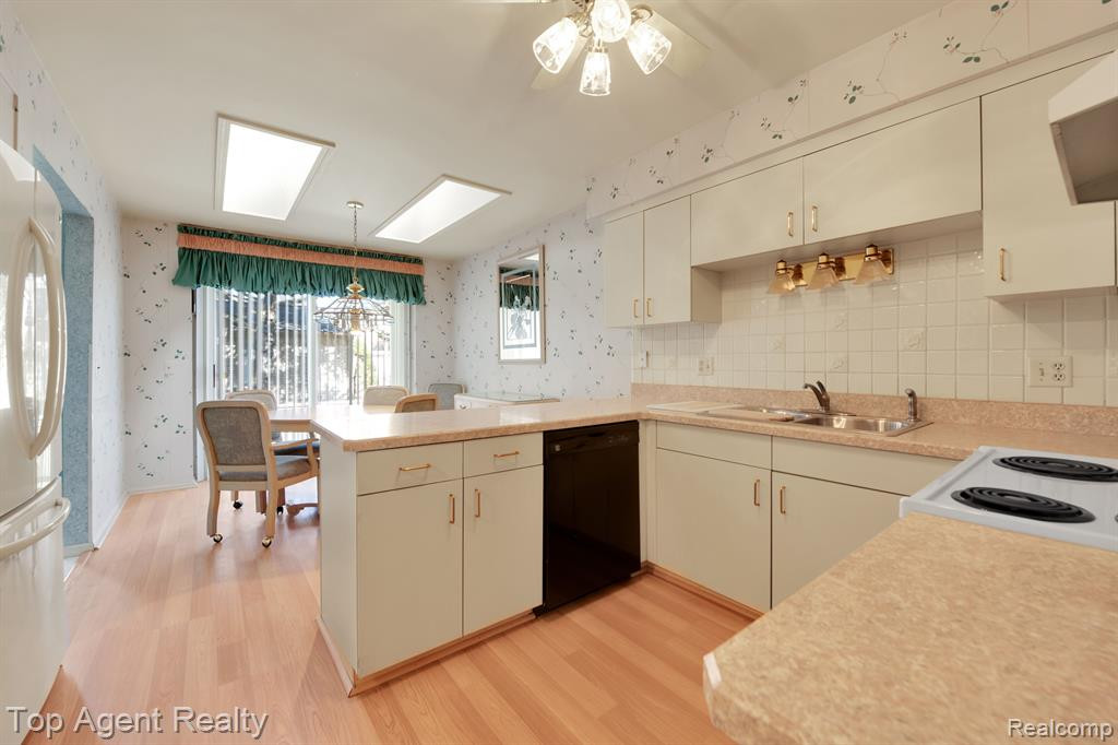 43131 W KIRKWOOD Drive, Clinton Twp, MI 48038 — Photo 10
