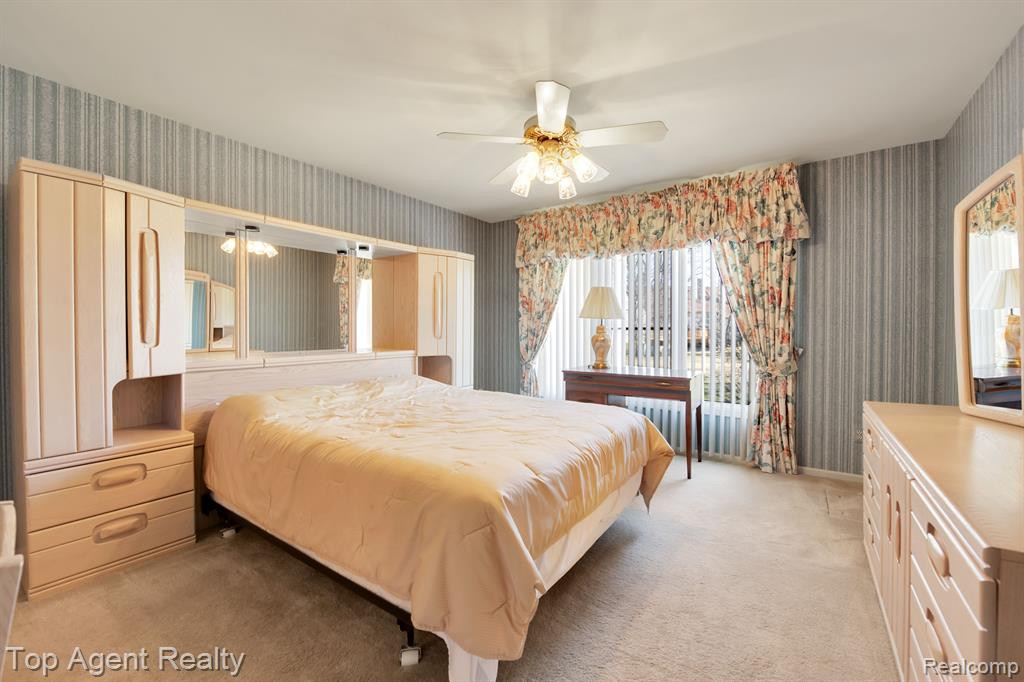 43131 W KIRKWOOD Drive, Clinton Twp, MI 48038 — Photo 14