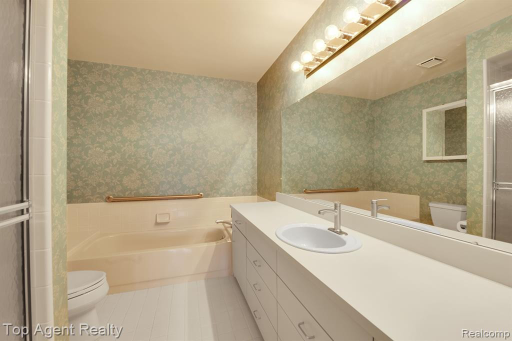 43131 W KIRKWOOD Drive, Clinton Twp, MI 48038 — Photo 15