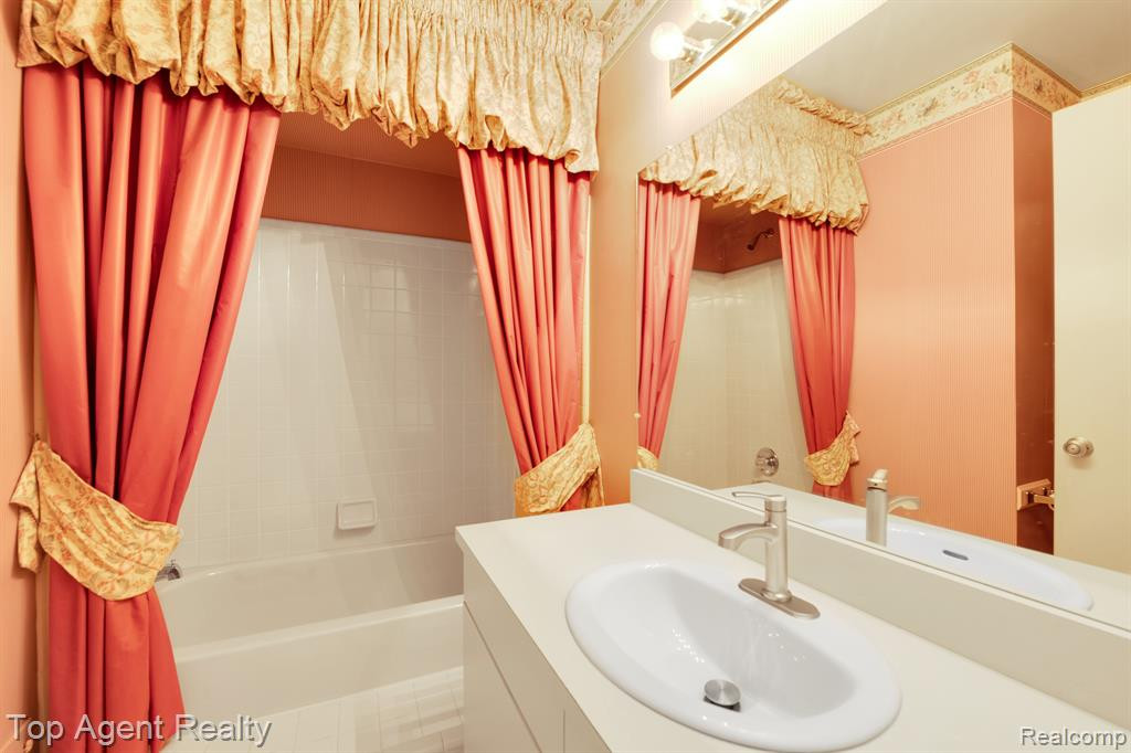 43131 W KIRKWOOD Drive, Clinton Twp, MI 48038 — Photo 18