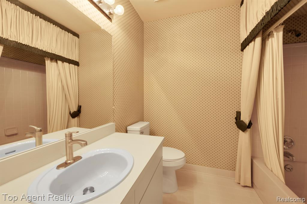 43131 W KIRKWOOD Drive, Clinton Twp, MI 48038 — Photo 20