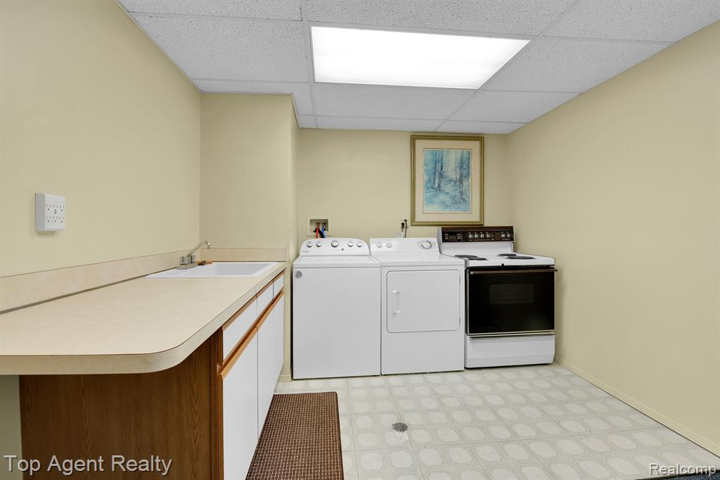 43131 W KIRKWOOD Drive, Clinton Twp, MI 48038 — Photo 24