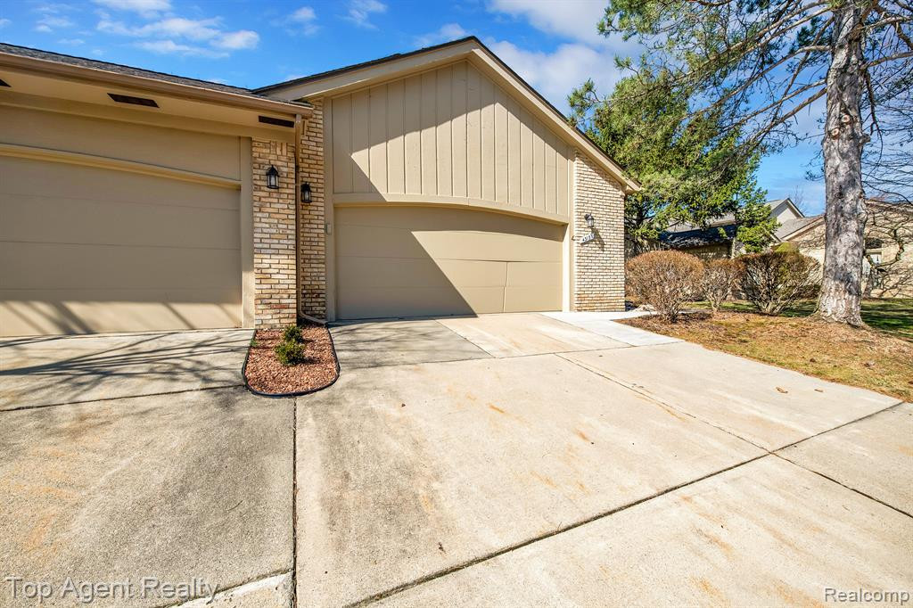 43131 W KIRKWOOD Drive, Clinton Twp, MI 48038 — Photo 28