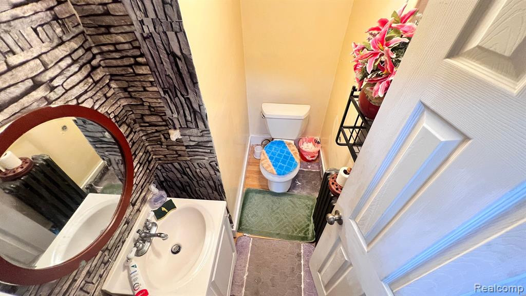 8071 WARREN Boulevard, Center Line, MI 48015 — Photo 7