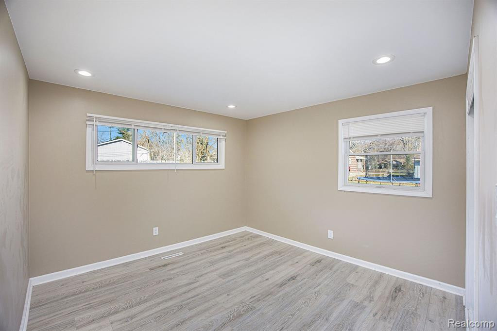 49601 E VALLEY Circle, Shelby Twp, MI 48317 — Photo 13