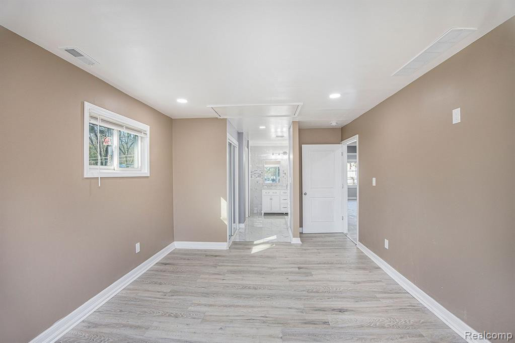 49601 E VALLEY Circle, Shelby Twp, MI 48317 — Photo 18