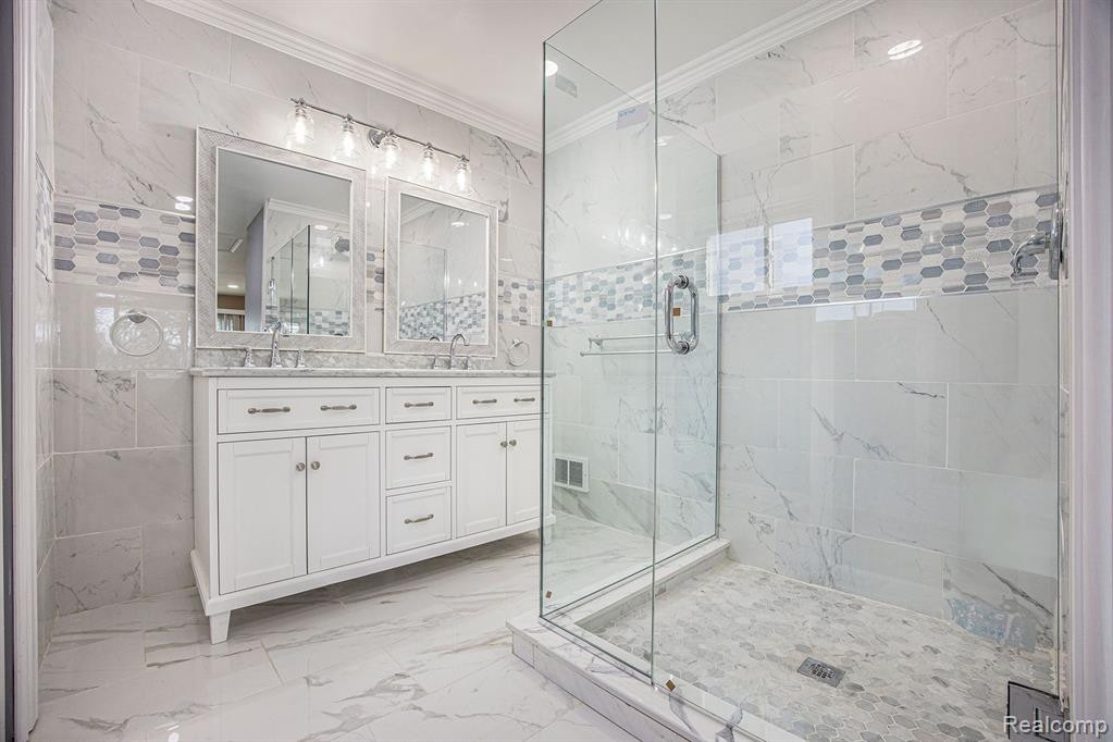 49601 E VALLEY Circle, Shelby Twp, MI 48317 — Photo 20