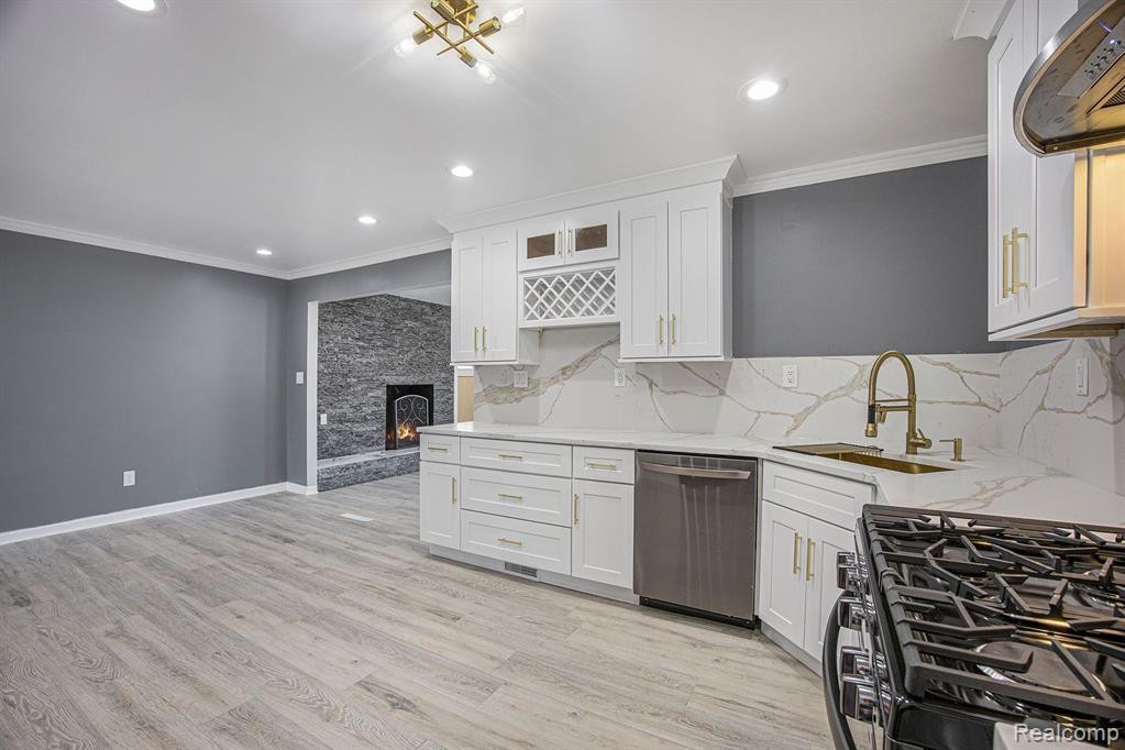 49601 E VALLEY Circle, Shelby Twp, MI 48317 — Photo 30