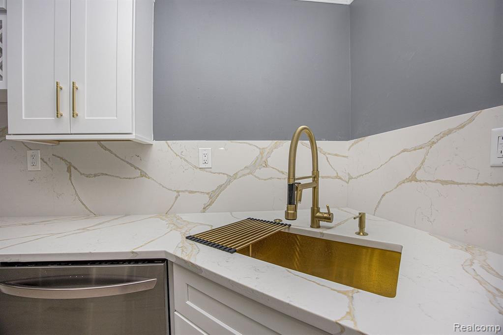 49601 E VALLEY Circle, Shelby Twp, MI 48317 — Photo 31