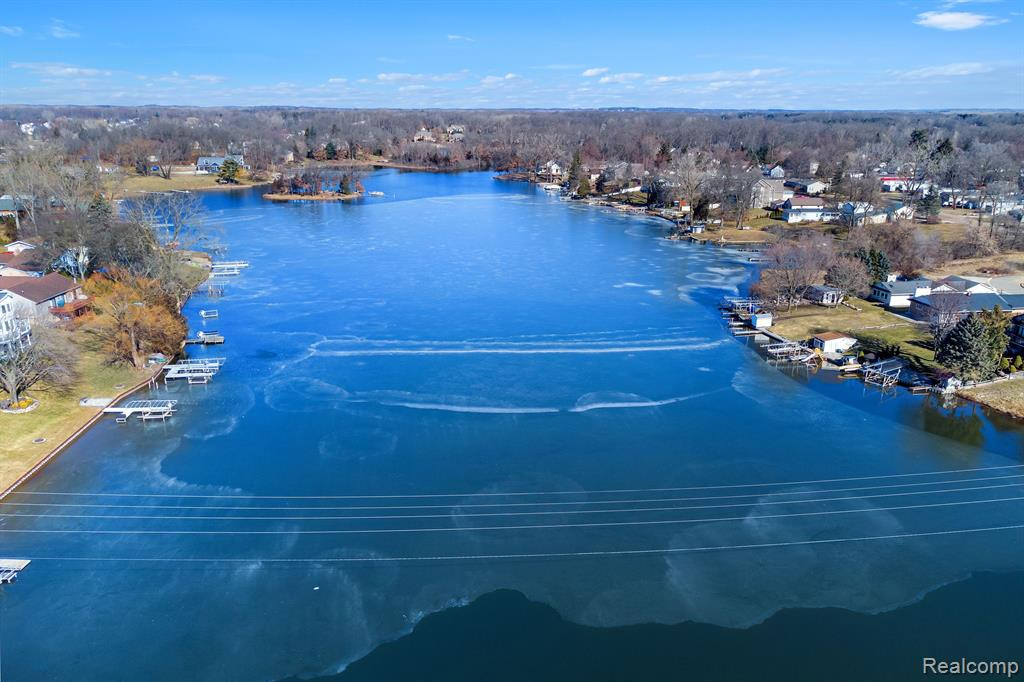 8185 DONNA LOU Drive, Brighton, MI 48114 — Photo 2