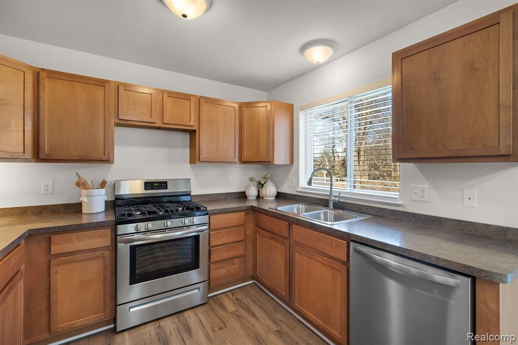 8185 DONNA LOU Drive, Brighton, MI 48114 — Photo 12
