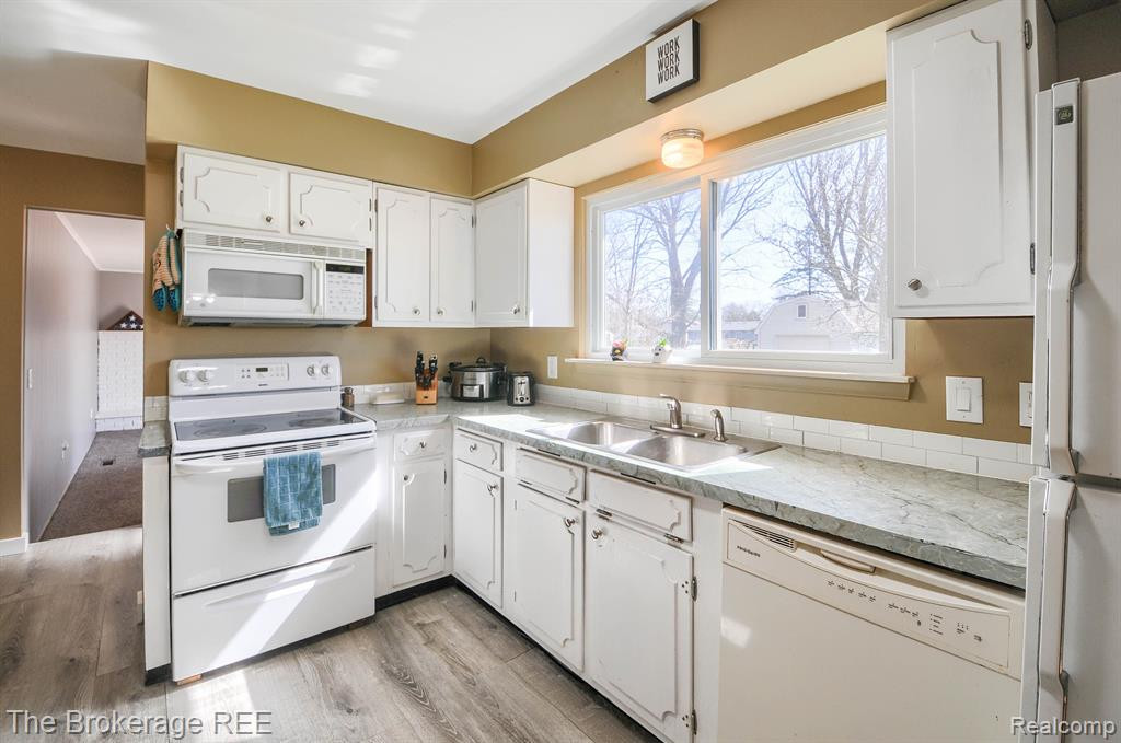 7109 ALDREDGE Drive, Swartz Creek, MI 48473 — Photo 7