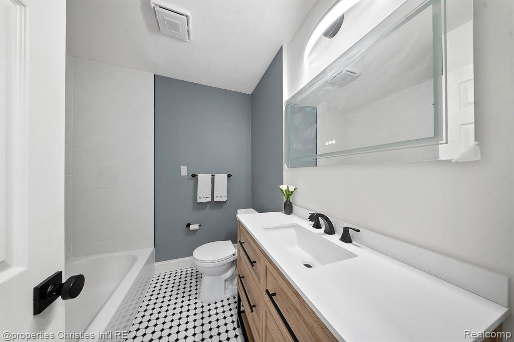 10428 N Oak Drive, Ferndale, MI 48220 — Photo 28