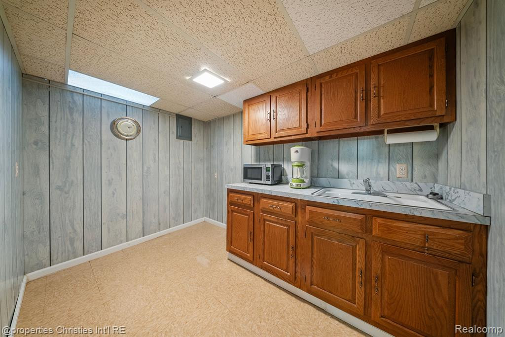 10428 N Oak Drive, Ferndale, MI 48220 — Photo 40