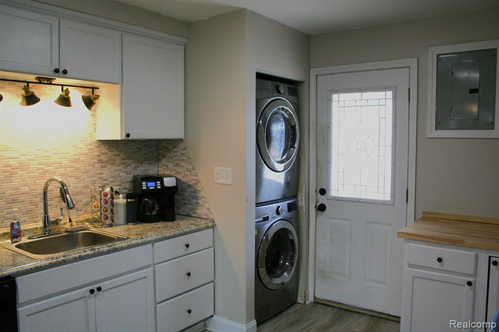 7721 MONROE Boulevard, Taylor, MI 48180 — Photo 11