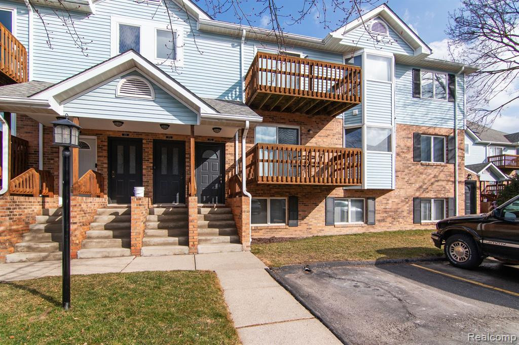 272 PINEWOOD Drive, Plymouth, MI 48170 — Photo 2