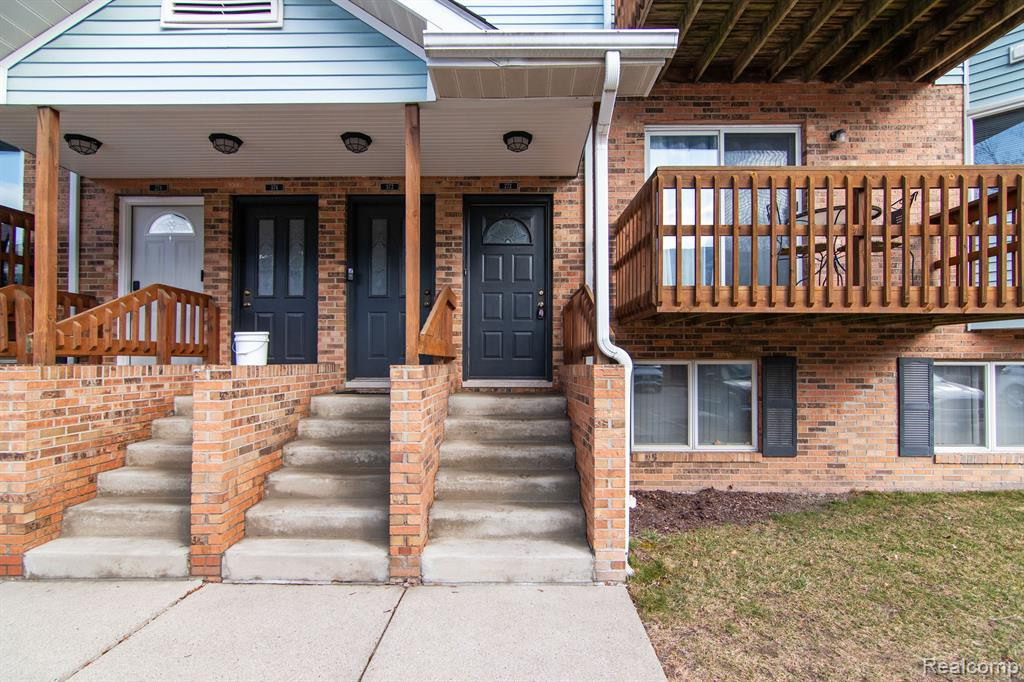 272 PINEWOOD Drive, Plymouth, MI 48170 — Photo 4