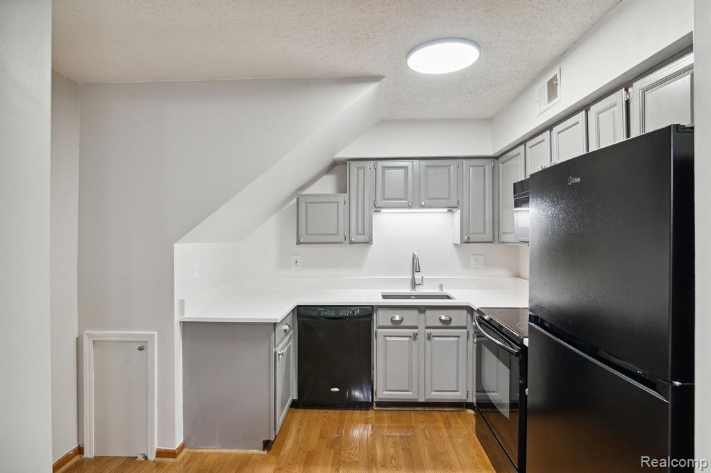 272 PINEWOOD Drive, Plymouth, MI 48170 — Photo 16