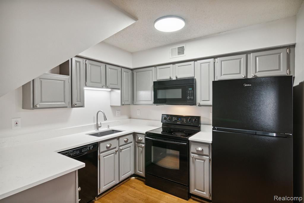 272 PINEWOOD Drive, Plymouth, MI 48170 — Photo 17