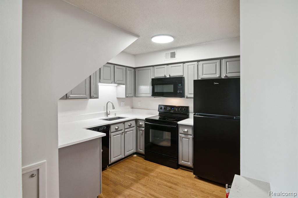 272 PINEWOOD Drive, Plymouth, MI 48170 — Photo 18