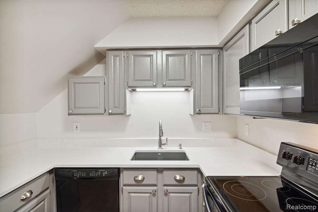 272 PINEWOOD Drive, Plymouth, MI 48170 — Photo 32