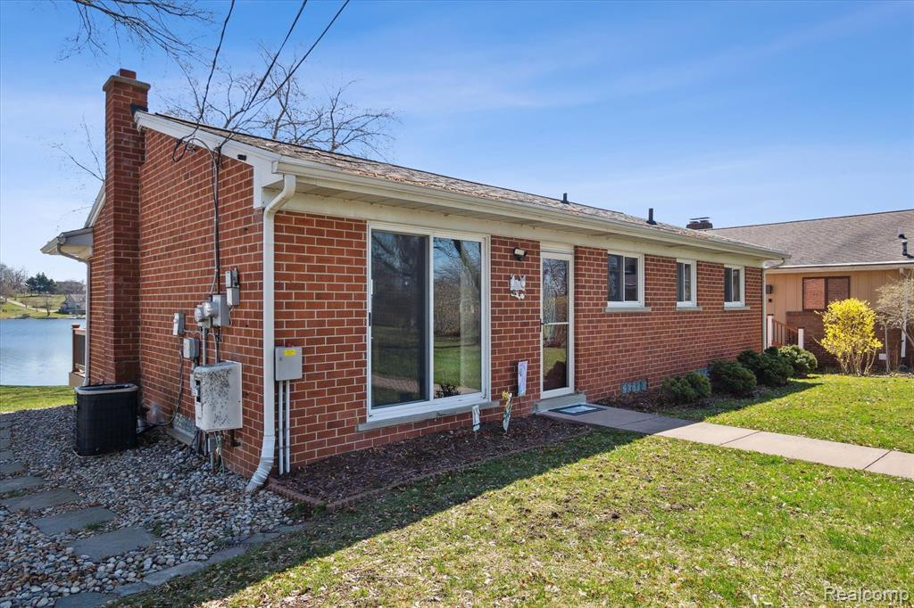 8445 WOODLAND SHORE Drive, Brighton, MI 48114 — Photo 2