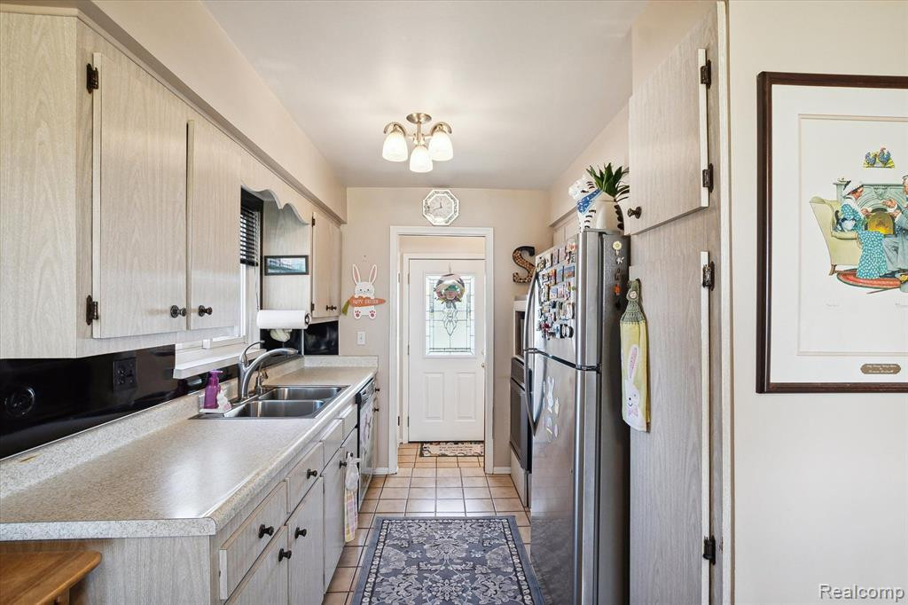 8445 WOODLAND SHORE Drive, Brighton, MI 48114 — Photo 8