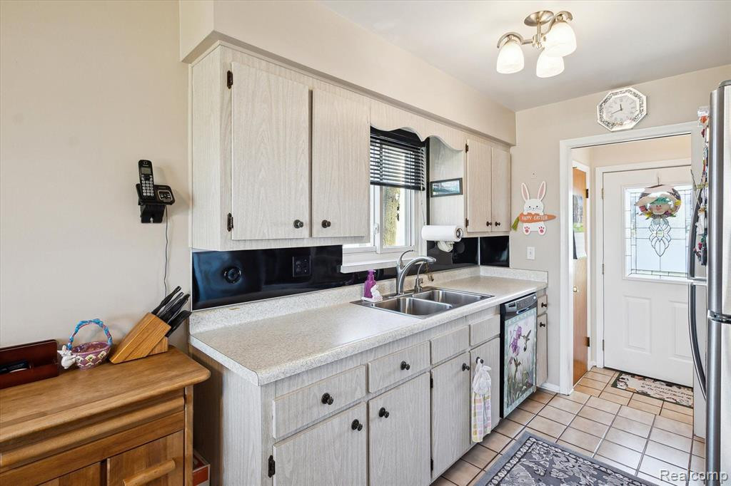 8445 WOODLAND SHORE Drive, Brighton, MI 48114 — Photo 9