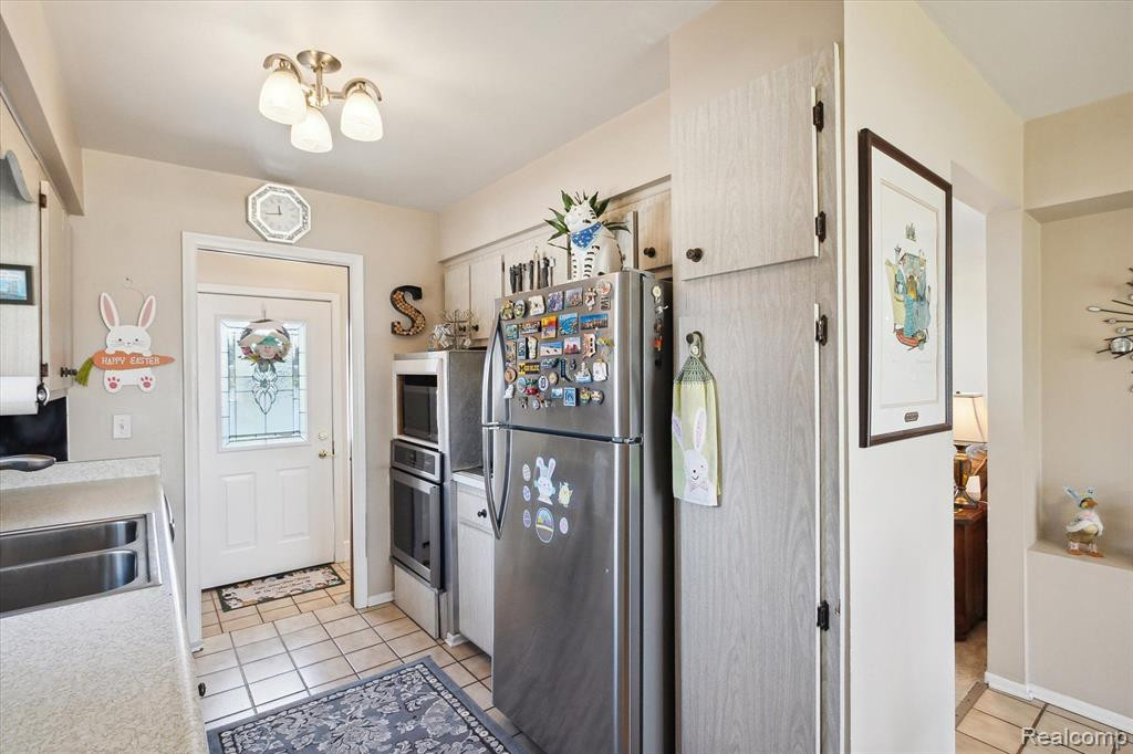 8445 WOODLAND SHORE Drive, Brighton, MI 48114 — Photo 10