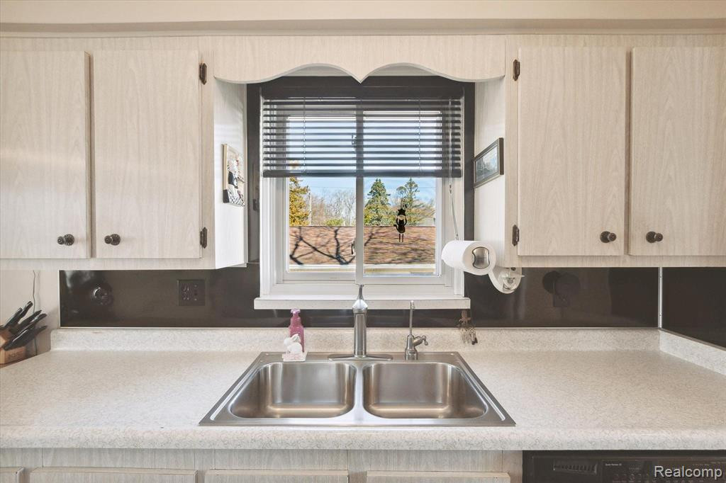 8445 WOODLAND SHORE Drive, Brighton, MI 48114 — Photo 12
