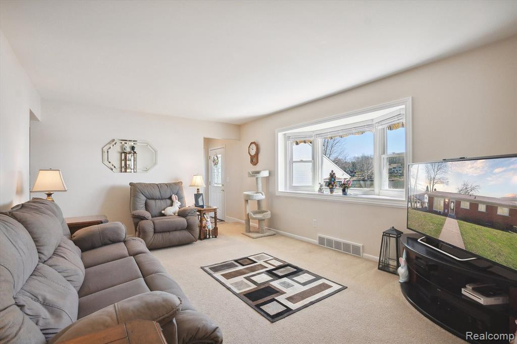 8445 WOODLAND SHORE Drive, Brighton, MI 48114 — Photo 16