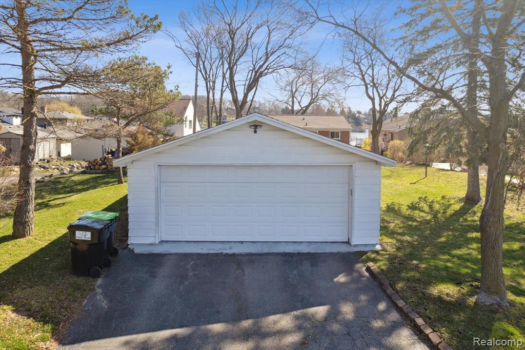 8445 WOODLAND SHORE Drive, Brighton, MI 48114 — Photo 43